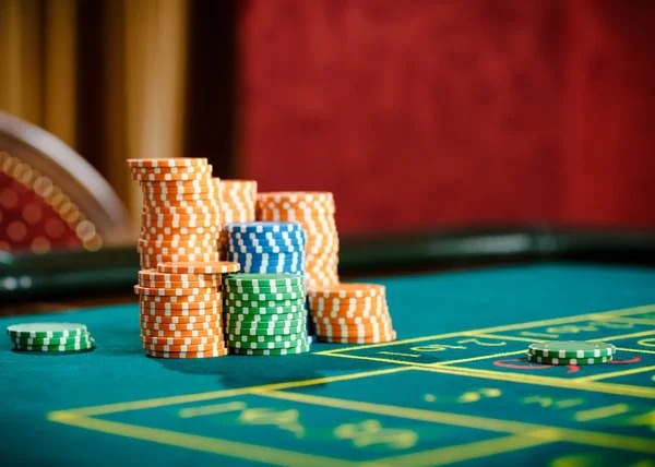 Live dealer revealing cards in Kembang Kempis game on keltoto mobile